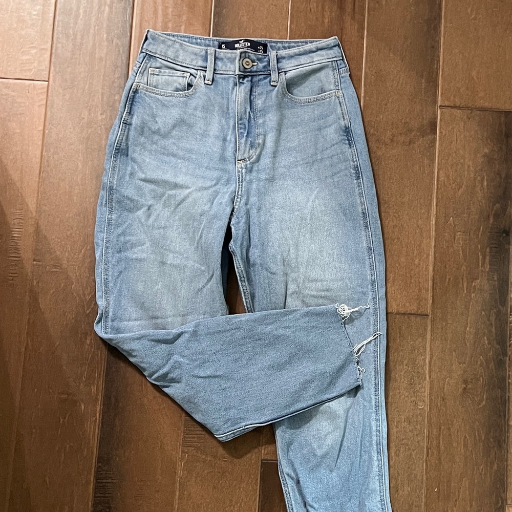 Hollister Curve High Waisteed Mom Jean